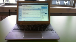min chromebook set foran med tastatur og skærm
